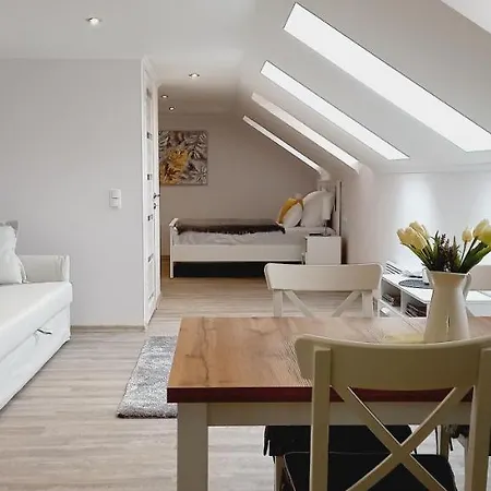 Júlia Apartman *